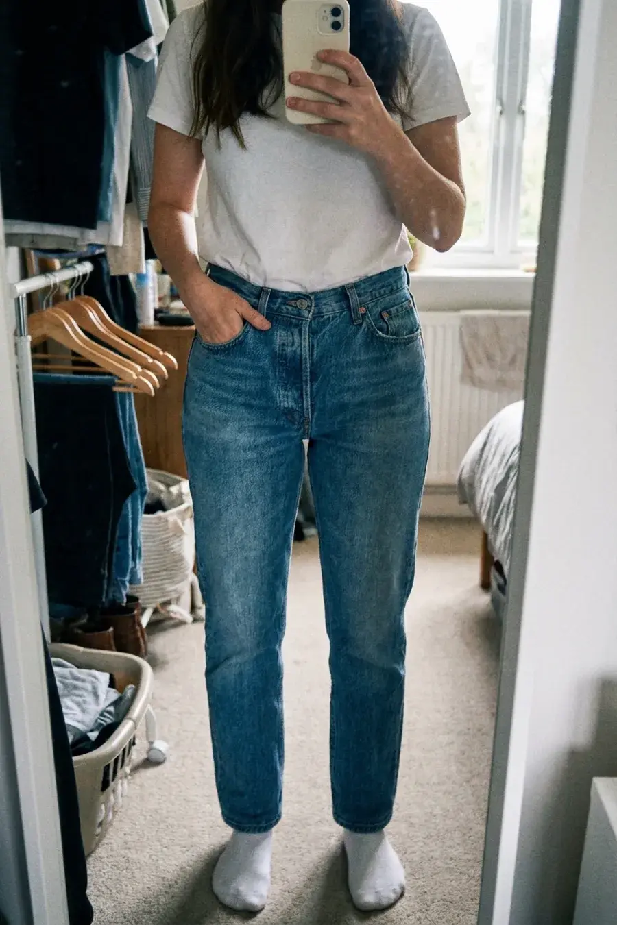 Spejlfoto af mellemblå straight-leg jeans